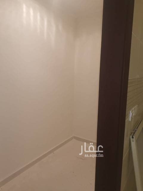 1683720 ٤غرف كبير وصاله ومطبخ و٣ حمامات وموقف وخزان مستقل
قربيه من الشارع التجاري وقدامه مسجد