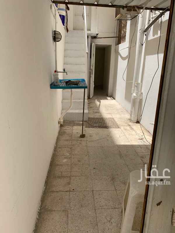 1495857 غرفة سائق للايجار مع حمام ومطبخ واسعة ومجددة بالكامل مدخل خاص دور ارضي ،، للايجار الشهري شامل الماء والكهرباء