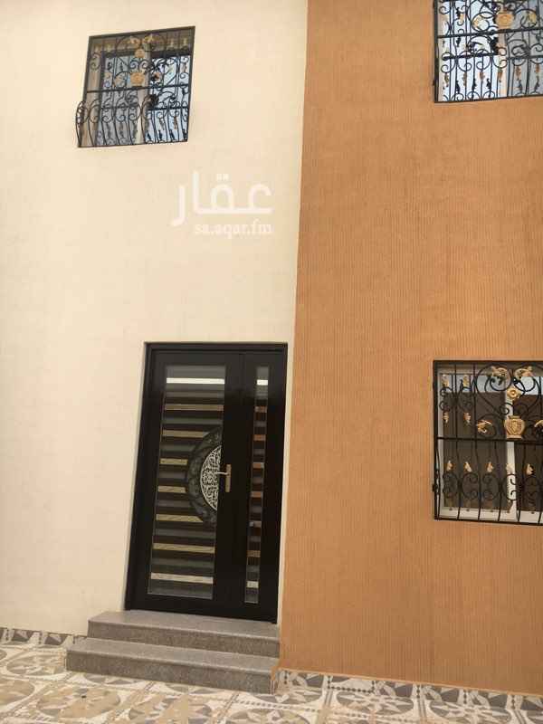 1464815 فيلا نظام دوبلكس
الدور الارضي/ مجلس / مقلط/ صاله / مجلس حريم/ مطبخ + مستودع / دورتين مياه
الدور العلوي/ اربع غرف نوم واحده منها ماستر + دورتين مياه / صاله
غرفة غسيل / غرفة شغاله