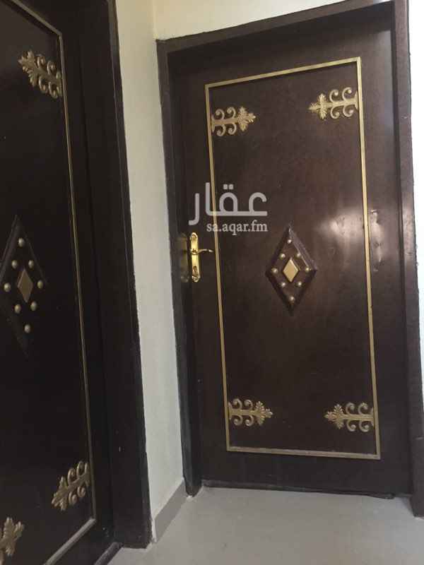 1690879 شقه بالدور الثاني مكوّنه من ثلاث غرف وصاله ومطبخ وحمامين ومدخلين نظيفه والبويه مجدده فواتير الماء على المالك ( الشقه الأماميه على الشارع )