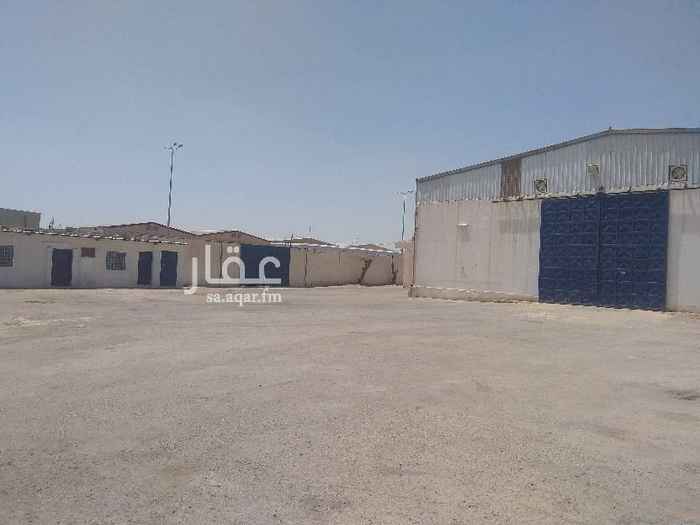 1672814 أرض مساحة2400م تقريبا للإيجار تتكون من:
-مستودع1000م تقريبا مجهز بنظام الدفاع المدني.
-ساحة خارجية مزفلتة تتضمن مكاتب+سكن عمال+حفرة زيت للسيارات الكبيرة (9 غرف تصلح كمكاتب او سكن عمال وموظفين + 8 حمامات +2 مطبخ) .
-تقع الأرض على شارعين 25شرقي60جنوبي شارع الحمراء خلف مدرسة دلة لتعليم قيادة السيارات طريق ابن العميد حي السلي.
-الإيجار 170000ريال سنوي.
للتواصل مع مكتب الزامل للعقارات
0557797772
0112427910
دوام المكتب يوميا من 10 ص حتي 2 م ومن 4 م حتي 11 م
ويوم الجمعة من 4 م حتي 11 م