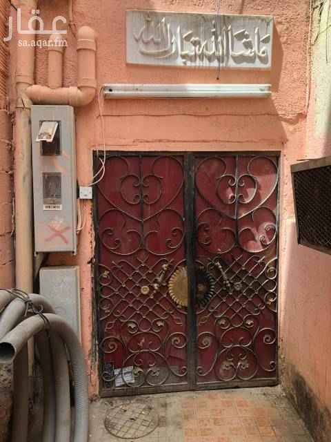 733591 للبيع بيت في جده بوثيقه مجدد من الداخل والخارج نظيف بالوزيريه في حارة الدقيق مساحته 120 متر مجدد بالكامل من الداخل مكون من 3 ادوار مكون من 4 شقق منها 3 شقق من غرفتين وصاله وشقه من غرفه وصاله دخله السنوي 26 الف مؤجر بشيك واحد سكن عمال والدفع كل 6 شهور 13 الف مطلوب 220 الف قابل للتفاوض أن شاء الله ماحنختلف مع الزبون الجاد الصامل بأذن الله الموقع علي الخريطه غير صحيح يرجي التواصل واتساب علي هذا الرقم 0557800308 يوسف الشرقاوي