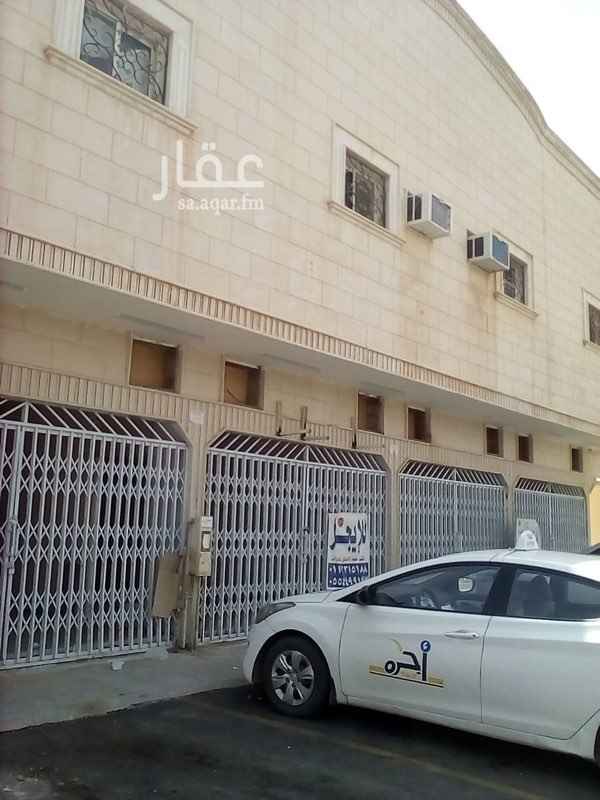 1485563 أربع فتحات كل فتحة بحمام خاص، وكل فتحتين بعداد مستقل، يتم تجديدها الآن، لايقبل نشاط المطاعم وأي نشاط فيه شبهة شرعية .. الشارع 36 شارع بحر العرب الذي يمتد من اليرموك ويقطع مخرج تسعة والملك عبدالله وينتهي بالروضة.
شكرا
ابوماجد 0558003005