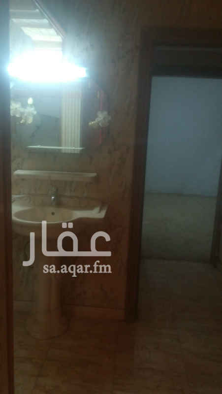 1752885 شقه عوائل بالدخل المحدود مكونه من 2 غرفه ومجلس وصاله ومجلط و 2 حمام ومطبخ والشقه ليها مدخلين والكهرباء مستقله والمياه مشروع ويوجد بالشقه مستودع صغير والمبلغ المطلوب 1300 شهريا او 15000 سنويا للتواصل معنا في اي وقت علي الرقم 0558152050 او واتس علي نفس الرقم