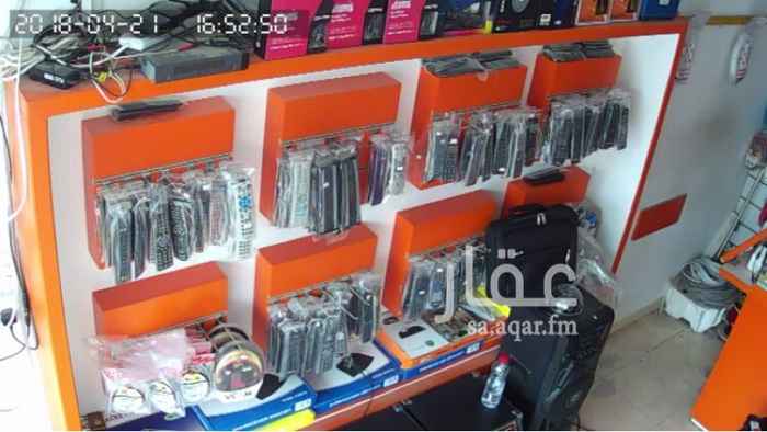 1084567 المحل كان نشاطه بيع وصيانة جوالات تغير النشاط الى الكترونيات ودشات (بصراحة مبلغ 60 الف رخيص جداً) وانصح من ياخذه يرجعه نشاط جوالاتت لان زبائنه زبائن جوالات و موقعه ممتاز في تقاطع وله مستقبل وباقي من الايجار 3 شهور
والله الموفق
