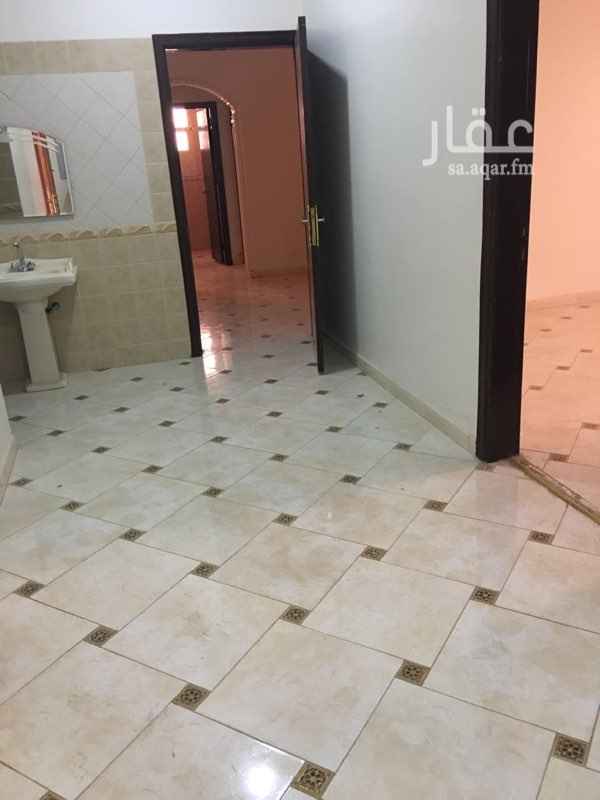 1718577 يتميز بقربه من المحلات التجارية وتحتوي الشقه ايضاً على حوش خلفي