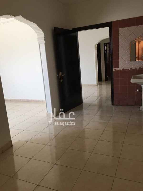 1721404 يتميز الموقع بقربه من المحلات التجارية