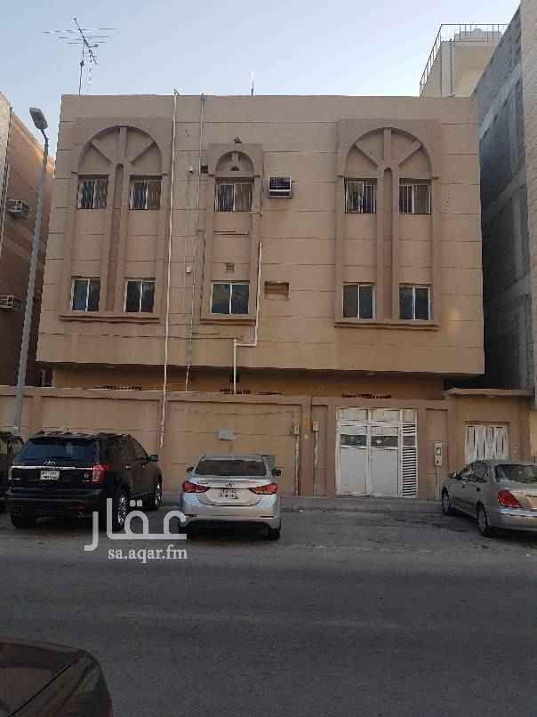 1581260 من المالك مباشره عماره سكن عوائل الخبر الجنوبيه حي البايونيه الدخل السنوي ٨٨ الف ريال ست شقق(مدخلين وغرفتين نوم وصاله ومجلس ومقلط وحمامين وغرفه غسيل) وملحق مؤثث بالكامل(٣ مكيفات مطبخ كامل وغرفه نوم وكنب) شارع الزلفي تقاطع ٢٦ و ٢٧ العمر ٢٥ سنه مصانه بالكامل برى وجوى قبل ٥ اشهر مداره من قبل المالك مباشره