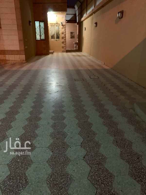 1703445 الدور السفلي ٢ مجلس ومقلط وصالة ومطبخ وغرفة و٣دورات مياه الدور اللي فوق غرفتين بحماماتها
الدور لللي بعده بالسطح غرفة بحمامها