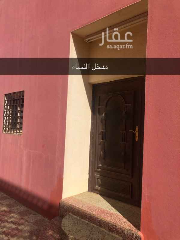 1554050 وحدتين سكنيتين دور واحد كل وحده فيها ٤ غرف وصاله و٣ حمامات ومطبخ وواحده منها مطبخ خارجي وحما وحوش كبير جدا والاخرى بحوش ومدخل سيارة والدور الثاني مؤسس وله مداخله الخاصه
عليها صك
بمخطط المحيميد قريبة من الجامعة ولديها جميع الخدمات
السوم ٦٥٠ الف
والبيع قريب