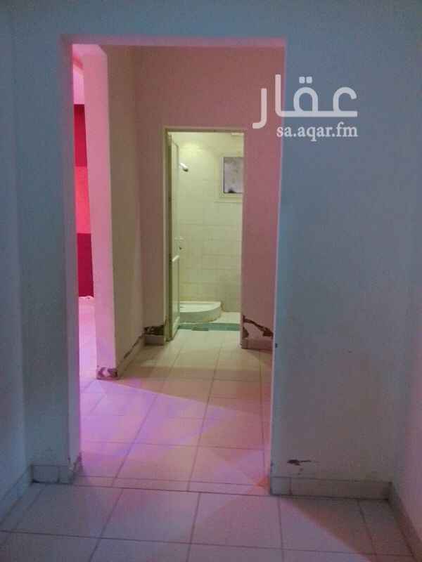 1401227 دور علوي مجلس ومقلط وصاله و 3غرف نوم و 3 دورات مياه
مكيفات 3 اسبيلت و2 شباك
ومطبخ راكب