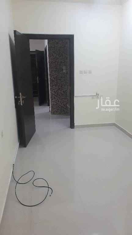 1700720 شقة في الدور الثاني مع سطح و منطقة غسيل و مستودع العداد مستقل يوجد فيها عدد مكيفين و تقع في مكان هادي قريب جداً من الخدمات يفضل عائلة صغيرة