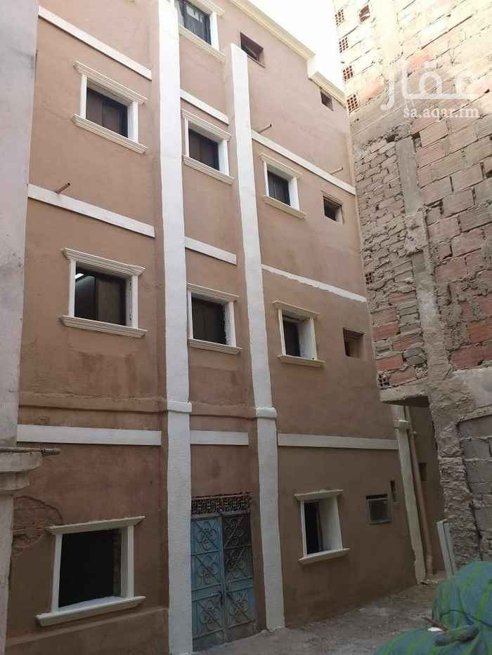1699372 للبيع بيت شعبي مرممة بحي الصحيفة قريبة من شارع الستين وسوق اليمامة مساحتها 170م بوثيقة مكونة من 14 شقة 10شقق من غرفة و 4 شقق من غرفتين فيها ثلاث عدادات كهرباء وعداد موية وبئر المطلوب 450000 علما بأن المشتري سيكون المالك الثامن والشقق حاليا فاضية لعمل ترميم للشقق والدخل إذا تم إيجار الشقق بالكامل صافي بإذن الله 7000 ريال ..