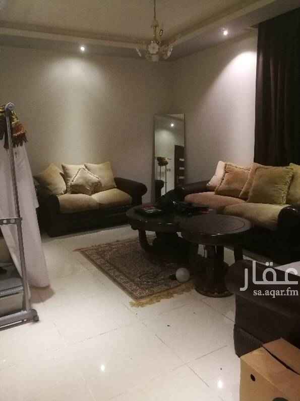 1583856 فيلا روف في حي المنار عماره الرفاهيه نظيفه جدا ومرتبه واحد الغرف مفتوحه على الحوش ب جدار قزاز والمطبخ امريكي على الصاله ومركب فيه مطبخ من ايكيا تفصيل وفي مطبخ ثاني معزول وفي مستودعين وتقسيمو عباره عن ثلاث غرف نوم مع حمامين (احد الغرفه حمامها بالداخل) وغرفه جلوس مع حمامها وغرفه الضيوف مع حمامها وصاله وحوش والحوش مفتوح على غرفه الجلوس ومتوفر مكنسه مركزيه وتوجد غرفه خاصة للسواق بالدور الأرضي ومتوفر مواقف خاصة مضللة عدد 2 مطلوب ٩٠٠٠٠٠ وقابل للتفاوض والبيع قريب