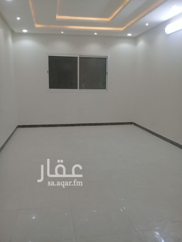 1345851 دور ارضي مساحه 350مستخدم نضيف ثلاث غرف وصاله ومجلط ومجلس ومشب
ثلاث دورات مياه ومطبخ شارع عشرين شرقي
سنوي ثمانيه وعشرين الف