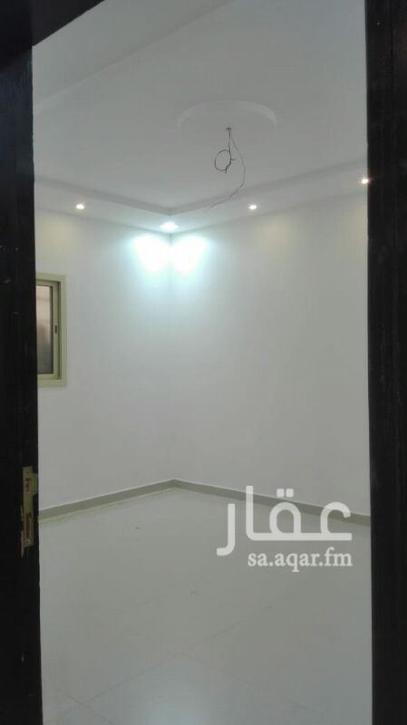 1518257 فيلا للايجار بحي الرمال المربع الذهبي شارع 20مساحة الفله 500موقع ممتاز مجدد بالكامل تتكون من مدخل سياره مشب مجلس رجال مقلط مجلس حريم صاله غرفة كبار سن صاله الدور الثاني اربع غرف نوم غرفه ماستر الدور الثالث غرفة شغاله وسطح الايجار 50الف دفعتين
في الرمال الذهبي