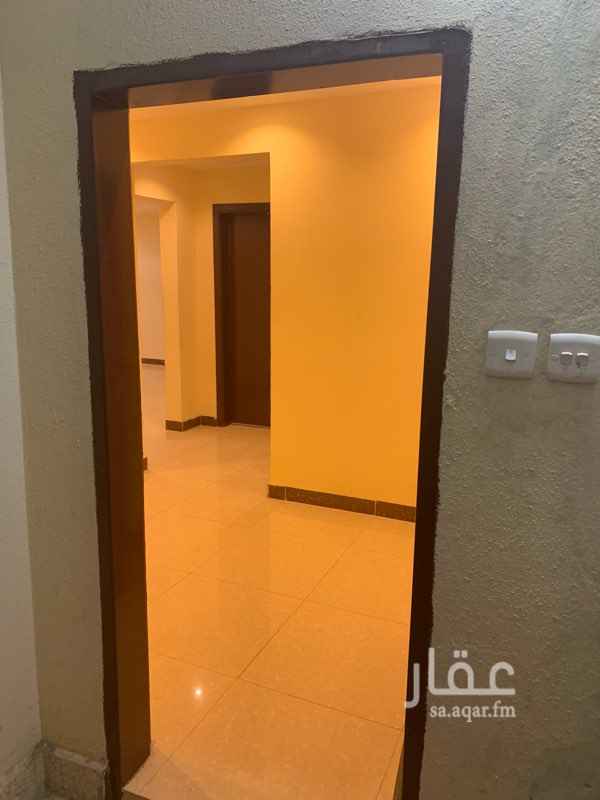 1581541 يوجد شقه غرفه وصاله وحمامين ومطبخ راكب
الشقه نظيفه وافضل من ممتازه