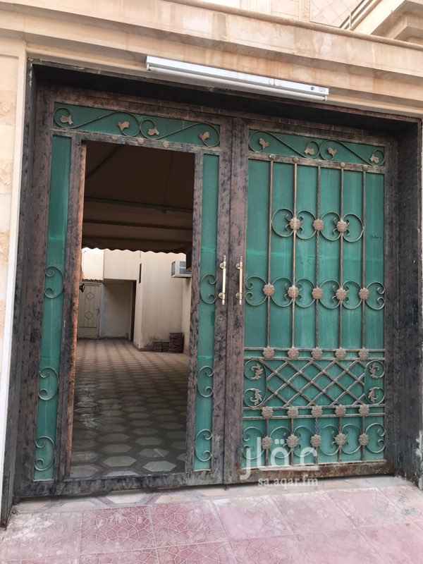 1658433 يوجد دور علوي كبيره مدخل مستقل ٥ غرف وصاله وبسطح غرفه وحمام دور كبير
٣٥ دفعتين
و٣٠ كاش