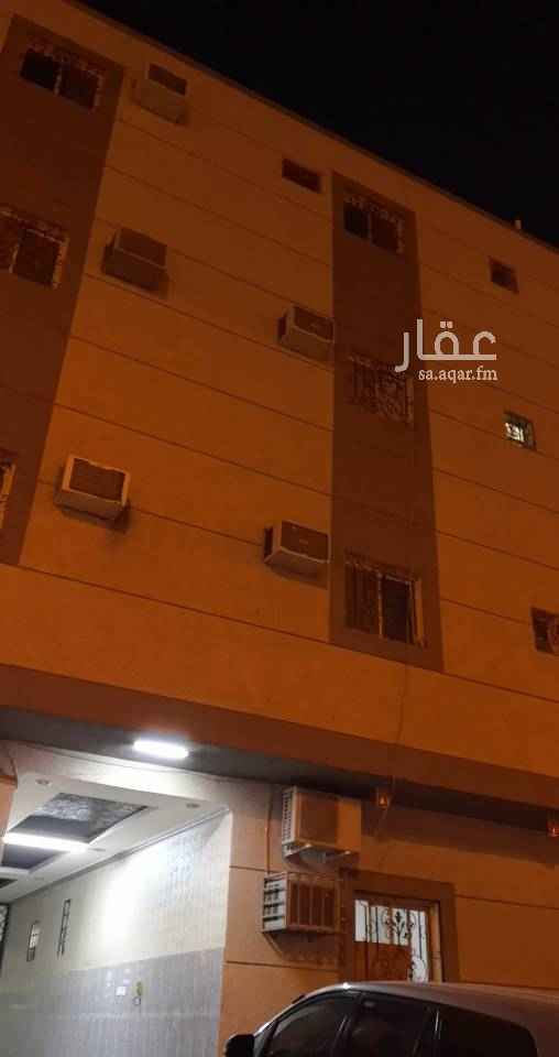1695733 شقه الدور الثالث تلال الشفا شارع الاستقامه جميع الخدمات موجوده مطبخ راكب