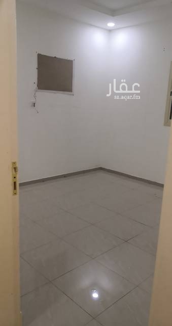 1746714 شقه نظيفه غرف وصاله كبار الكهرب مستقل جميع الخدمات موجوده