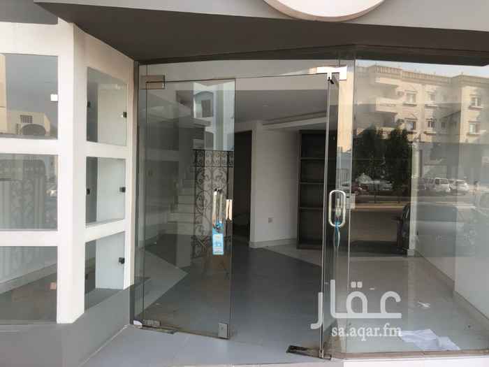 1642975 يتكون المعرض من دورين بتشطيب وديكورات راقية واضاءات كاملة
مساحة المحل ٨٥ متر مربع وبداخله منطقة تخزين كما موضح بالصور
بالاضافة الى دور علوي بدرج رخام
