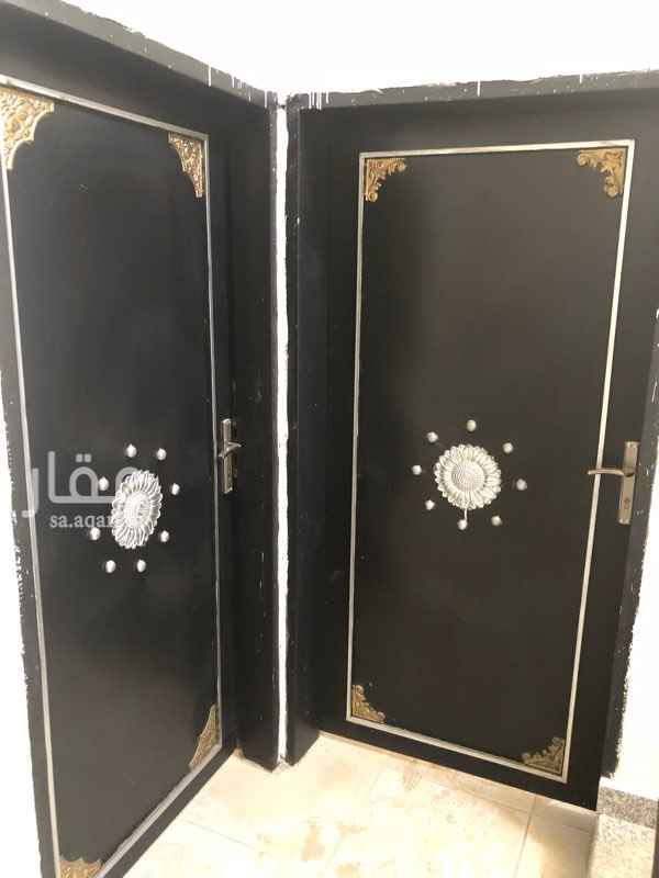 1490499 شقق للايجار لكل شقة عداد مستقل ومدخلين والشقق عبارة عن غرفتين نوم بينهم دورة مياه مع صالة جانبيه ومطبخ ومجلس رجال مع دورة مياه والشقة العلوية نفسها مع ملحق السطح والله يوفق الجميع