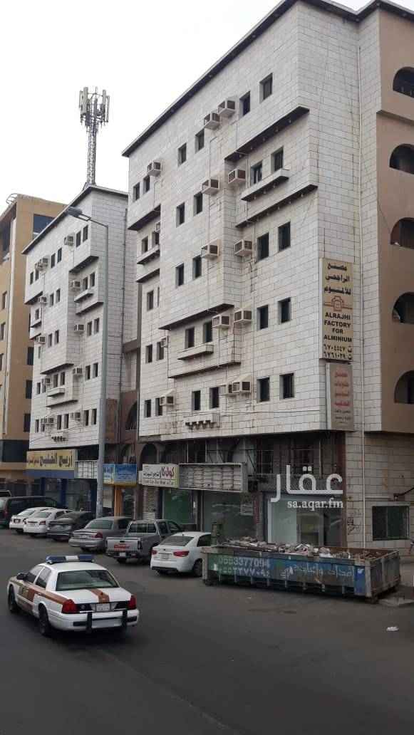 1653539 ٤ غرف كبيره
صاله
٢حمام
مطبخ
السعر شامل المياه