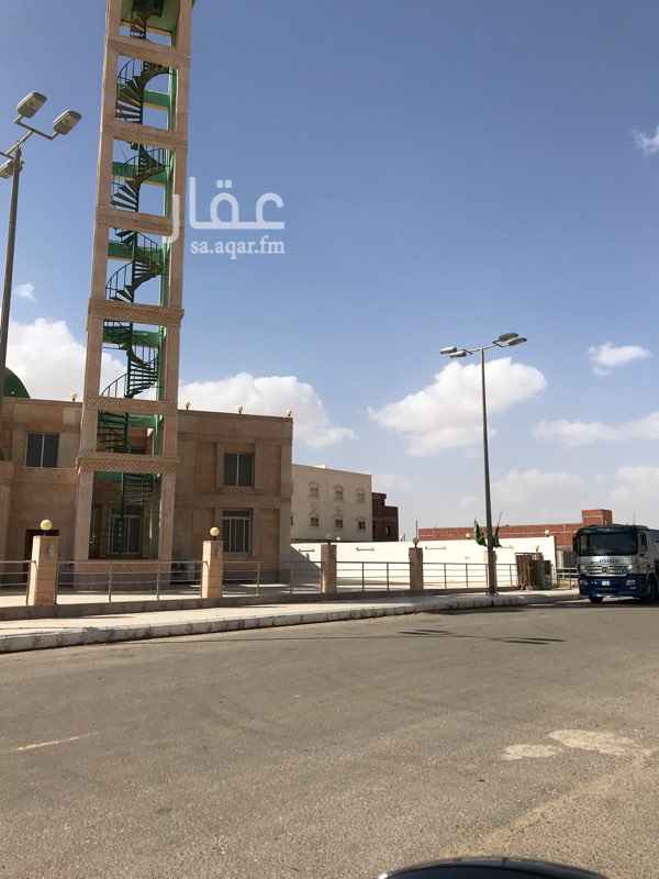 1574159 ارض للاستمار طويل المدى على شارع تجاري 32 متر في مخطط الفيروز واصله كل الخدمات وبالقرب من مجمع قوى الامن الطبي وقرب اكبر مسجد في حي الفيروز.. وقريبه من شارع 60 متر التجاري . الشارع حي وواعد فيه عماير ومحلات تجاريه قائمه.