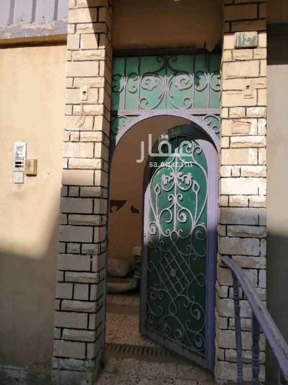 1443341 عباره عن دور ارضي واول الار ضي مكون من ٦ غرف ومطبخ مع مستودع وأربع حمامات وصاله وغرفه للسائق وللخادمه وشقه جديده فيها اربع غرف وحمامين ومطبخ وهي مستقله بمدخلها والدور العلوي فيه شقتين
شقه جديده فيها ثلاث غرف وحمامين ومطبخ وشقه أخرى نفس المواصفات والدرج خارجي مرفق معه صور للدور الارضي.......انا ساكن في الدور الأرضي ومعطي الولد شقه ارضيه وشقه مؤجره وشقه فاضيه الدور الأرضي الي ساكن فيه انا ممكن يؤجر ب ٢٥٠٠٠ الف لحاله والسعر المعلن عنه قابل للتفاوض