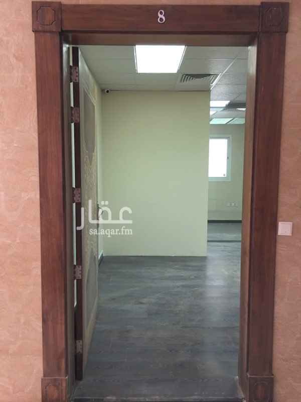 1702511 مكتب بالدور الأول في عمارة تجارية راقية بحي الياسمين طريق الملك عبدالعزيز - مقسًم ل4 مكاتب داخلية بزجاج سيكوريت (وبالإمكان التعديل حسب رغبة المستأجر) يحتوي على دورة مياه - خزائن مطبخ - تكييف مركزي LG بحالة جديدة - المبنى به مصعد ومواقف سيارات أمامية.