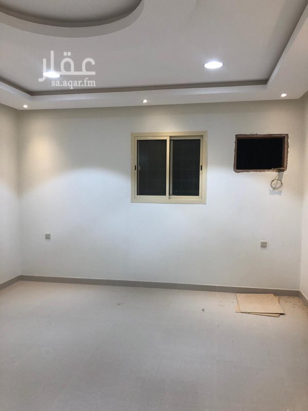1682885 الفله فيها شقتين فقط
كل شقة عباره عن ٣ غرف و صالة وحده في الدور العلوي والثانية في السطح
جديدة
اللي في السطح معها سطح وايجارها ١٥ جديدة