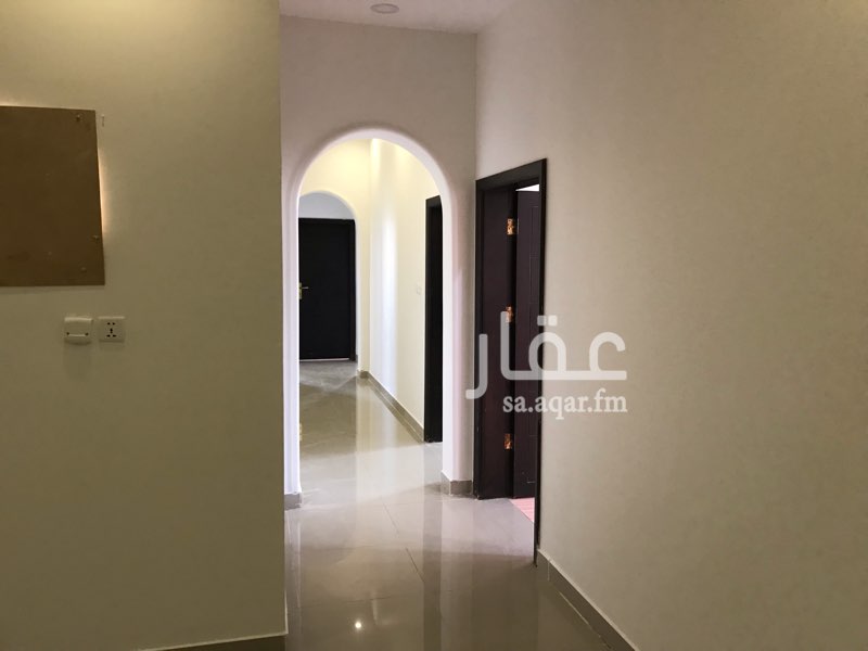 1590593 شقة ديلوكس خمسة غرف مدخلين نظيفة شبه جديدة سبب تدني السعر عدم وجود اصنصير