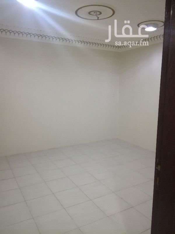 1290187 للايجار شقه
اربع غرف بدون صاله
وحمامين ومطبخ
مع السطح
ويوجد بيت شعر بالسطح
ويوجد ٢مكيف راكب مدخلين
مدخل رجال
ومدخل نساء
ممكن تيجي شهري ١٥٠٠ريال
