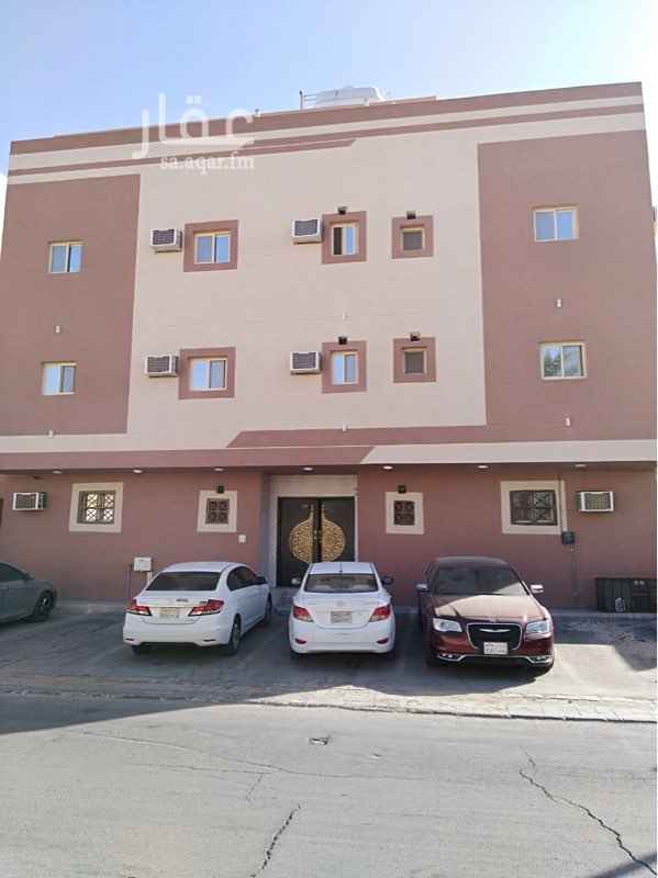 1162961 بموقع متميز بحي الضباط بالقرب من مستشفي قوي الأمن والمستشفي العسكري يوجد
شقة ٣ غرف وصالة ومطبخ راكب و٢ حمام المكيفات راكبة ويوجد مصعد وحارس وصيانة
الشقة بحالة ممتازة عمر العقار لا يزيد عن عامان