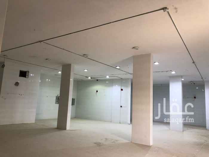 1537227 مجمو 4 محلات مفتوحه على بعض
+يوجد دورتين مياه +مطبخ+مدخل خاص بالعمال
