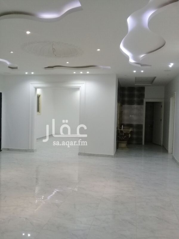 1399767 فيلا في موقع متميزتتكون مدخل سياره وحوش ومشب و ٤غرف بالارضي وصاله كبيره وغرفة سائق و٣حمامات ومطبخ ومخزن والدور الثاني ٣غرف نوم ٢حمام وصاله والدور الثالث غرفة خادمه وحمام وسطح تطل علي شارعين خلف شركة الكهرب من شارع عسير ظهرة لبن