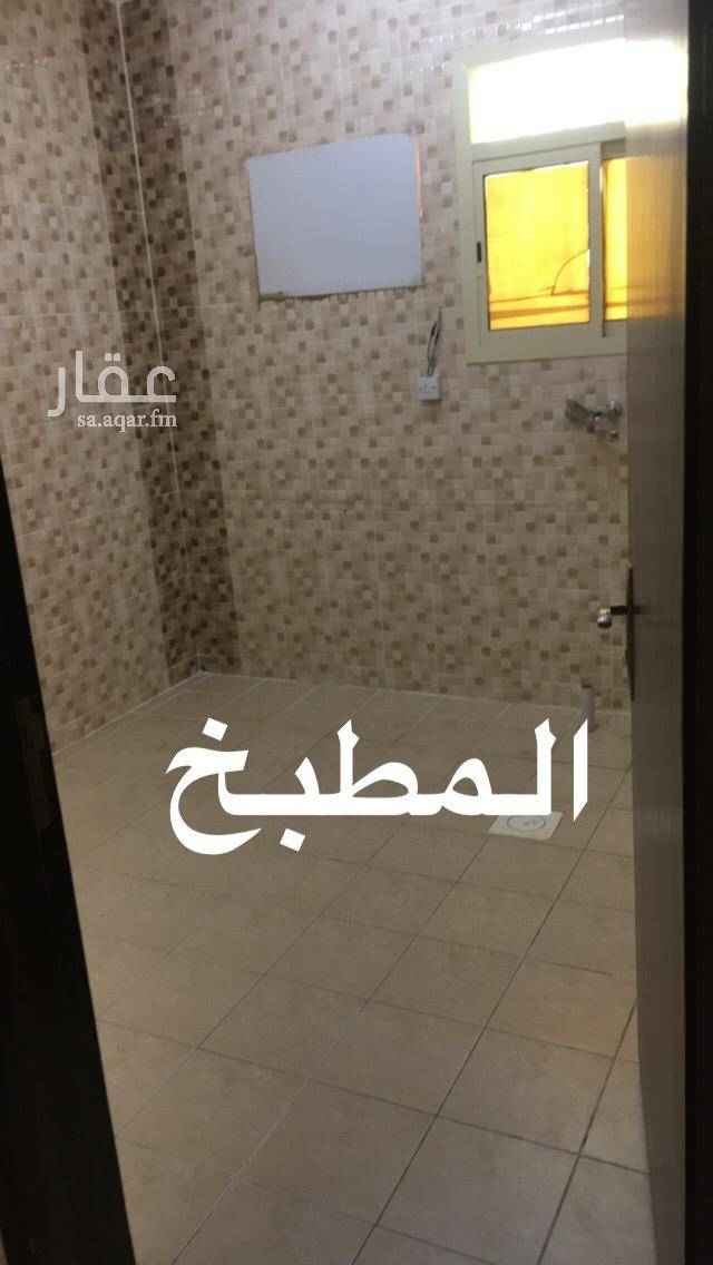 1663715 الشقه مدخلين
مدخل للرجال ومدخل على الصاله
فيها مجلس + غرفتين نوم + صاله + دورتين مياه+ مطبخ