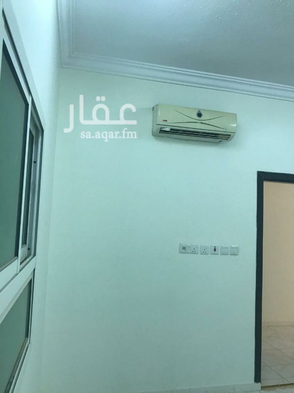 1760513 شقه في حي القادسيه للايجار
مكونه من غرفتين نوم ومجلس ومطبخ وصاله ودورتين مياه
مدخلين مدخل خاص لنساء ومدخل لرجال
يوجد فيها مكيفات راكبه
الماء على المالك