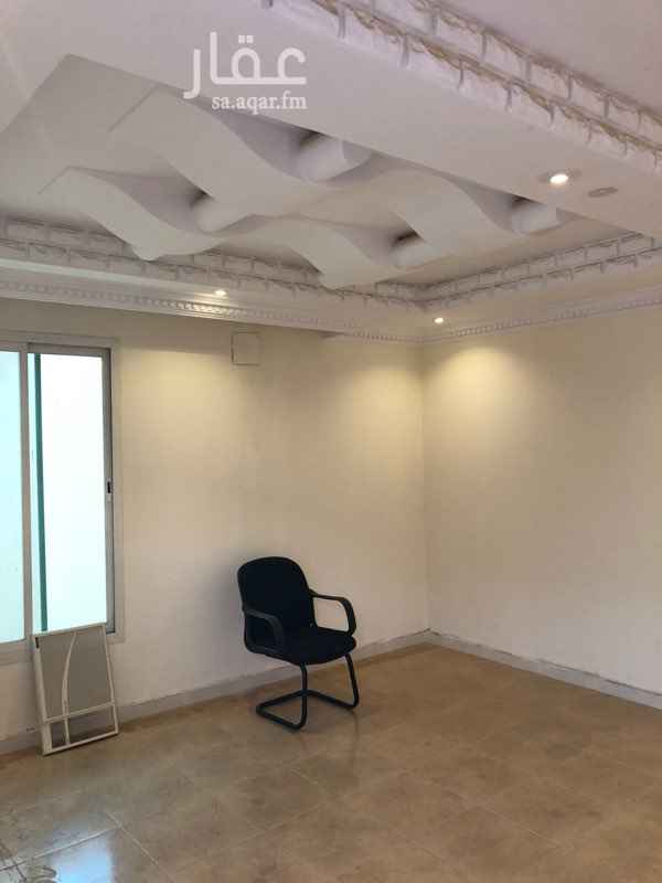 1410417 عدد 3 فلل بجانب بعض كل فيلا مساحة 375م كلها نفس التصميم دورين وملحقين الدور الارضي مجلس ومقلط وغرفتين نوم ماستر وصالة و4دورات مياه والدور العلوي 4 غرف وصالة ومطبخ و3 دورات مياه ومكيفات راكبة كل ملحق غرفة ومطبخ ودورة مياه وسطح اليرموك الشرقي شارع 15 شمالي عمر كل فيلا 10 سنوات بيع كل فيلا مليون 50000