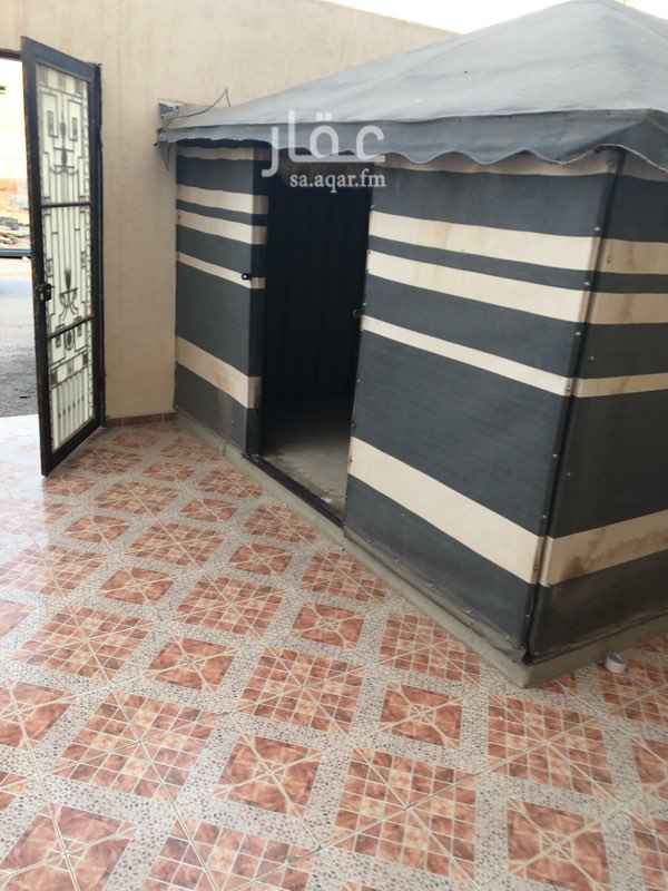 1676427 دور ارضي 500م يتكون من مجلس ومقلط و4غرف نوم وبيت شعر في الحوش ومدخل سيارة ومستودع 45000ريال قابل للتفوض