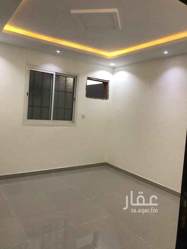 1761901 شقه بفيلا جديده ٣ غرف وصاله غرفه النوم ماستر بدوره مياه خاصه الشقه مع سطح مدخل خاص موقعها الرمال الواحه موقع كويس ديكورات بكامل الشقه ممتازه الايجار ١٢٥٠ شهري وسنوي ١٣ الف دفعتين