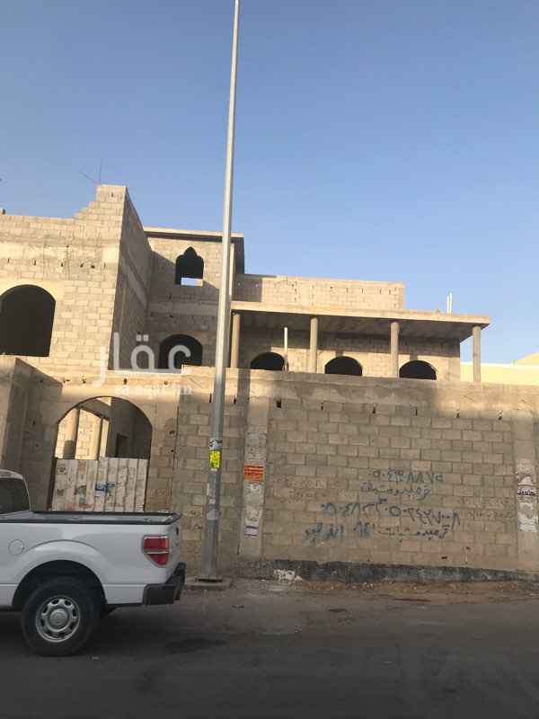 1691741 فلا للبيع بحي الياسمين عظم قريبه من الطريق الرئسي وقريبه من مسجد مساحه688شارع15غربي مكونه من مدخل سياره وملاحق خارجيه ومسبح ومجلس وصاله ومجلس نساء ومطبخ الدورالاول 4غرف وصاله السطح ملحق خادمه بيع2مليون و200