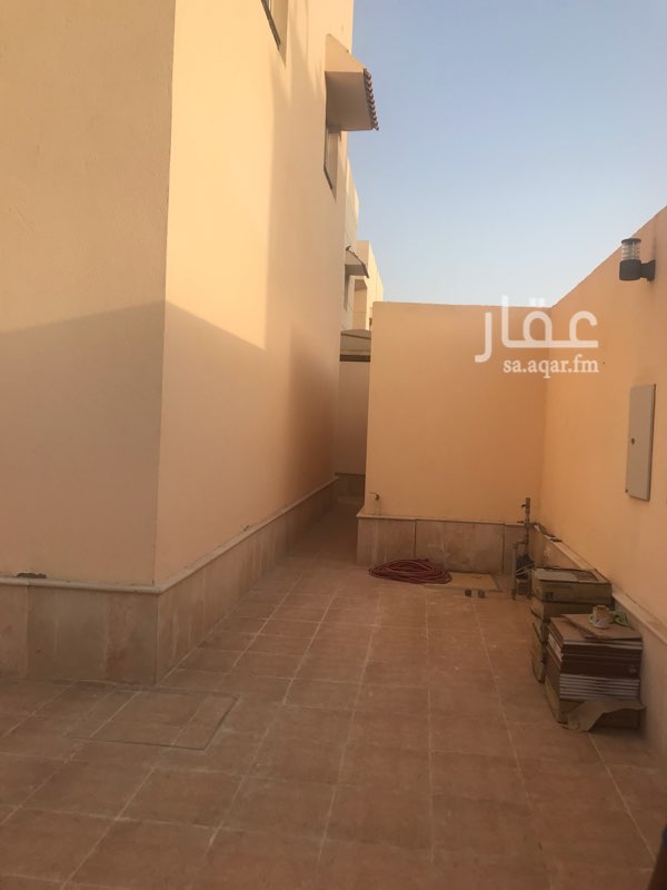 1512697 فيلا سكن عوائل
بها مصعد ومسبح
تكيف مركزي
عدد ٥ غرف نوم كل غرفه بحمام
يوجد غرف خدم وغرفة سائق وغرفة حارس وموقف عدد سيارتين بداخل الفيلا