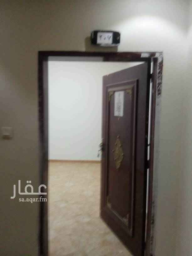 1693558 شقق للايجار حي الملك فيصل شارع الامير سعود الكبير دور اول ثلاث غرف وصاله واستقبال ودورتين مياه ومطبخ راكب ومكيفات اسبلت راكبه الشقه مجدده للاستفسار الاتصال على الرقم 0592044400