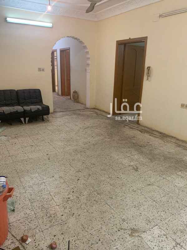 1748983 خمس غرف وثلاثة حمامة ومطبخ وصاله مدخلين عزاب موسسة شركات