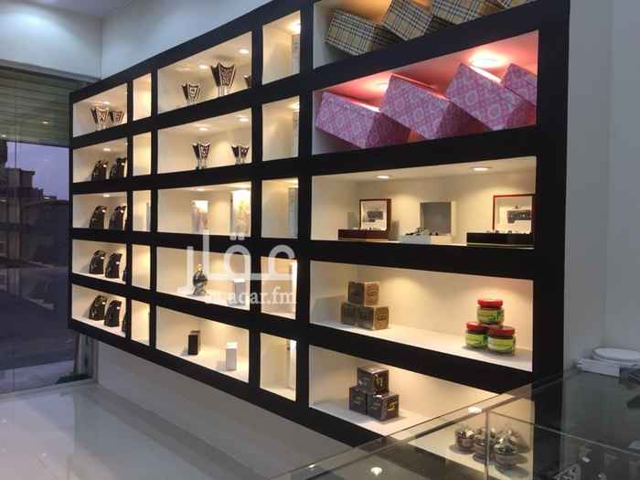 1606796 محل عطور جاهز بالكامل للتقبيل فتحة واحدة المحل يوجد به ديكور من افضل وارقى الديكورات يوجد به بضاعة بجودة عالية كذالك يتميز انه بجوار مشاغل نسائية ،محتويات المحل /عطور عود (كمية قليلة )شنط نسائية ساعات رجالية اقلام مباخر بخور اطقم رجالية الخ البيع مستعجل البيع مستعجل ،واتساب 0559895267