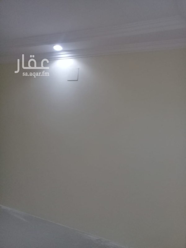 1501588 شقة عوائل عمرها سنة سيراميك ومكيفات اسبلت ومطبخ راكب ونظيفة وفي منطقة راقية خلف فندق الفهد