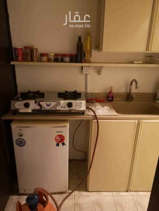 1756878 شقة عزاب مكونة من
صالة
غرفة نوم
دورة مياة
بوفيه صغير
مدخلين
غير مؤثثة