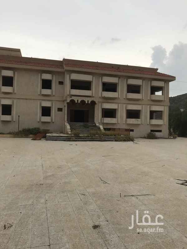 1273149 قصرين للبيع على طريق المطار
المساحه /10400
على 3 شوارع
2000 م ارض جنب القصر
المطلوب 6 مليون و500 الف