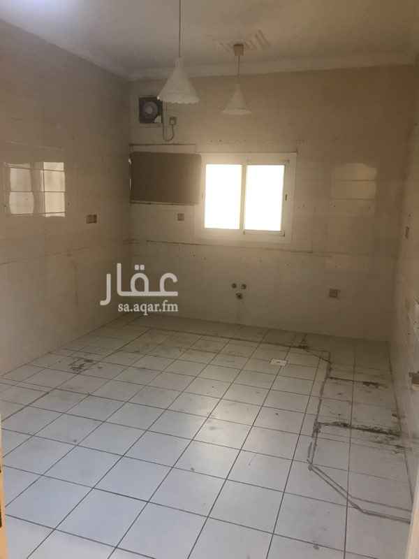 1209323 شقه للايجار حي المروه جوهره حراء قريبه من المطار و من مسجد ومن شارع حراء مكونه من 4 غرف مساحه المجالس 5*7 الغرف 5*4 + صاله + 3 دورات مياه + الدور الثاني - مدخلين ، مطلوب 28 الف للتواصل0560007798 - ابو محمد 0540290489كما يوجد شقه ثانه من 3 غرف في نفس العماره الدور الاول